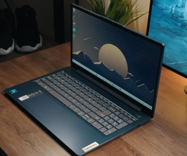 نمای روبه‌رو لپ تاپ لنوو ideapad slim 3-vb