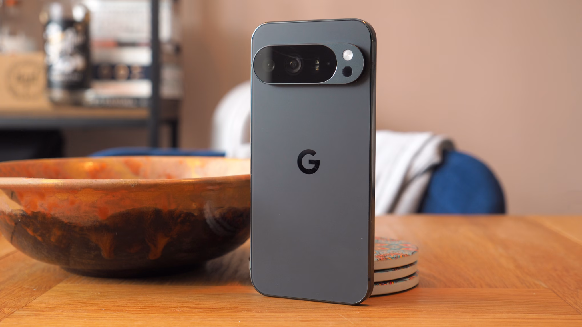 معرفی بهترین گوشی هوش مصنوعی در سال 2025 17 تصویری از نمای پشت Google Pixel 10 Pro