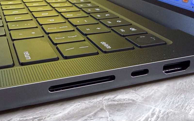 مقایسه مک بوک پرو M5 و پرو M4؛ راهنمای کامل خرید برای حرفه ای ها 14 مقایسه پورت های مک بوک پرو M5 و M4