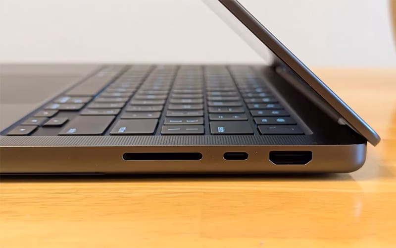 بررسی کامل مک بوک پرو M5 9 پورت های سمت راست مک بوک پرو M5