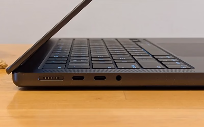 بررسی کامل مک بوک پرو M5 10 پورت های سمت چپ مک بوک پرو M5