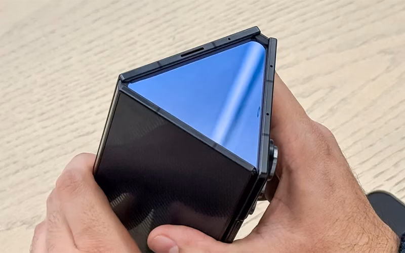 بررسی گوشی سامسونگ Galaxy Z TriFold 11 galaxy z trifold review 7