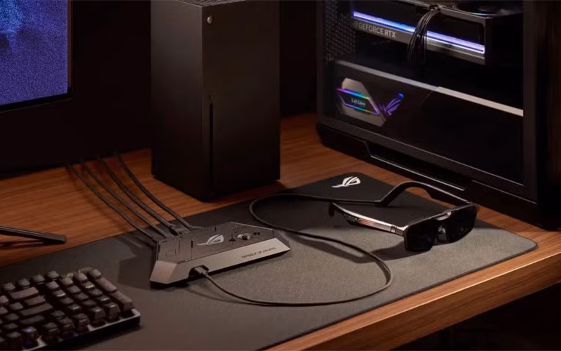 عینک گیمینگ ایسوس معرفی شد 3 تصویری از عینکهای ROG Xreal R1 روی میز