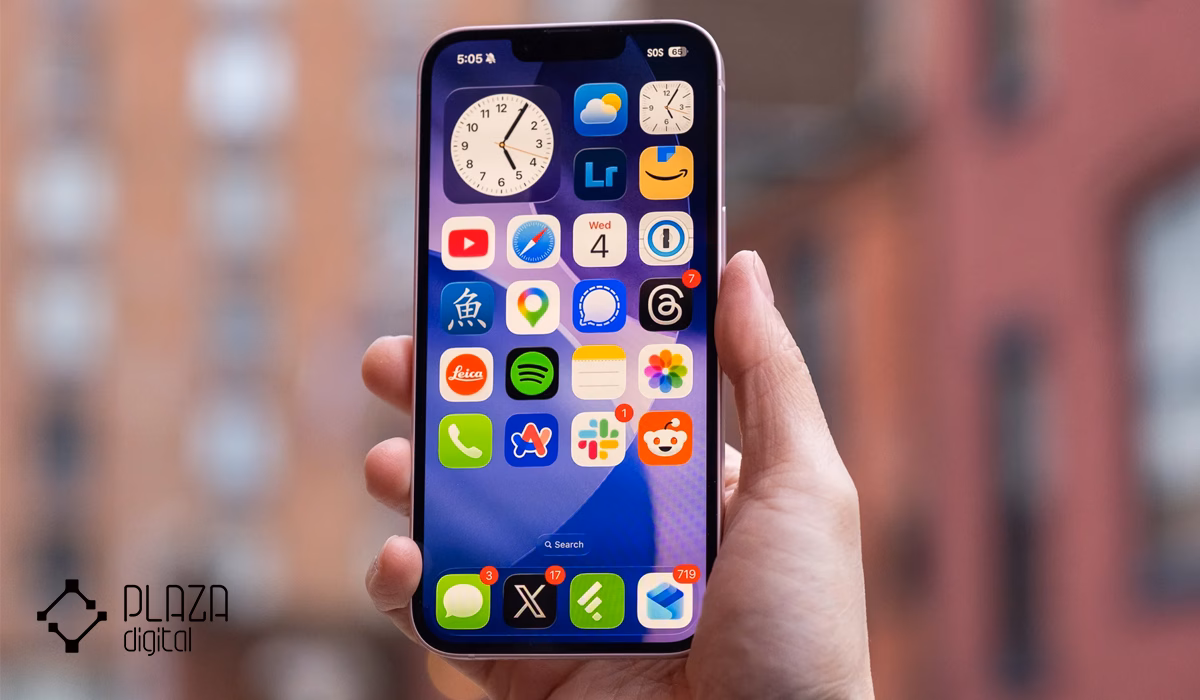 مقایسه آیفون 17 با آیفون 17e اپل 21 تصویری از صفحه نمایش گوشی آیفون 17e در دست