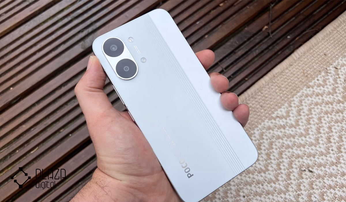 نقد و بررسی Poco X8 Pro 11 تصویری از گوشی poco x8 pro در دست