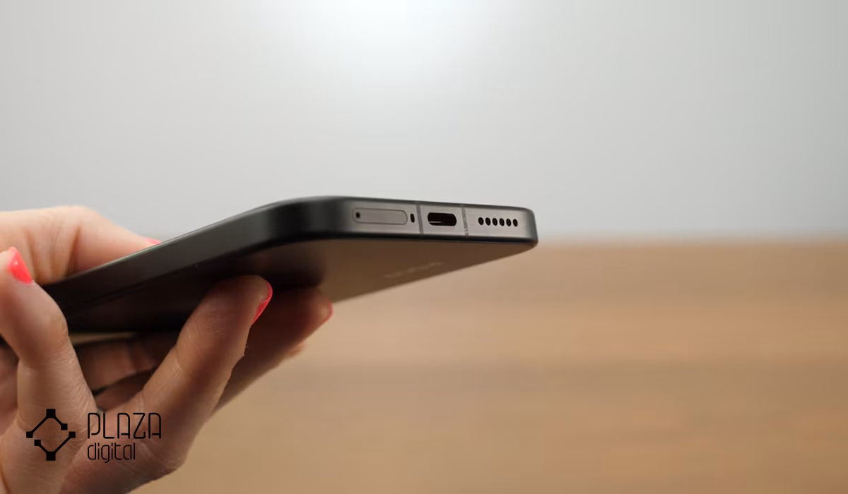 نقد و بررسی Poco X8 Pro 19 تصویری از پورت شارژ گوشی poco x8 pro در دست